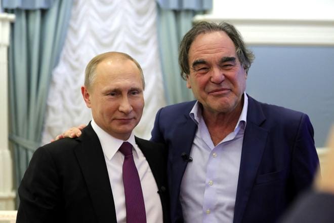 Vladimir Putinia näkee harvoin näin epämuodollisessa asetelmassa. Tänään se tapahtuu. KUVA: Yle kuvapalvelu