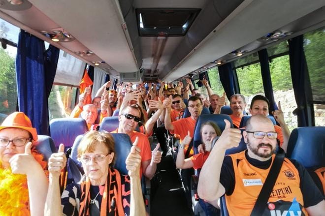 Neljä bussillista faneja matkasi Saloon kannustamaan Karhu Basketin koripalloliigan voittoon. Kuva: Pertti Holma