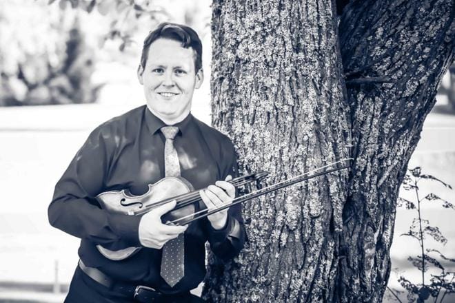 Erik Nygård soittaa viulukonserton soolon Wasa Sinfonietan konsertissa lauantaina. Kahdessa muussa teoksessa hän on kapellimestarina. KUVA: WASA SINFONIETTA