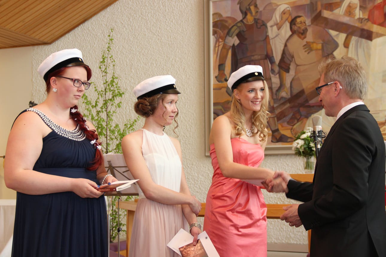 Pohjola-Nordenin palkinnot menestymisestä ruotsin kielen opinnoissa saivat Alisa Suvanne (vas.), Eveliina Pigg ja Neea Puro. Heistä jokainen pokkasi myös muita stipendejä. Onnittelijana Pudasjärven lukion vs. rehtori Markku Rajala.