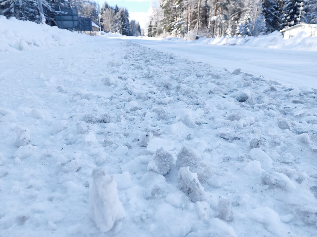 Teuvantien kevyen liikenteen väylä on kuntalaisten mukaan ollut talven aikana jopa käyttökelvottomassa kunnossa.