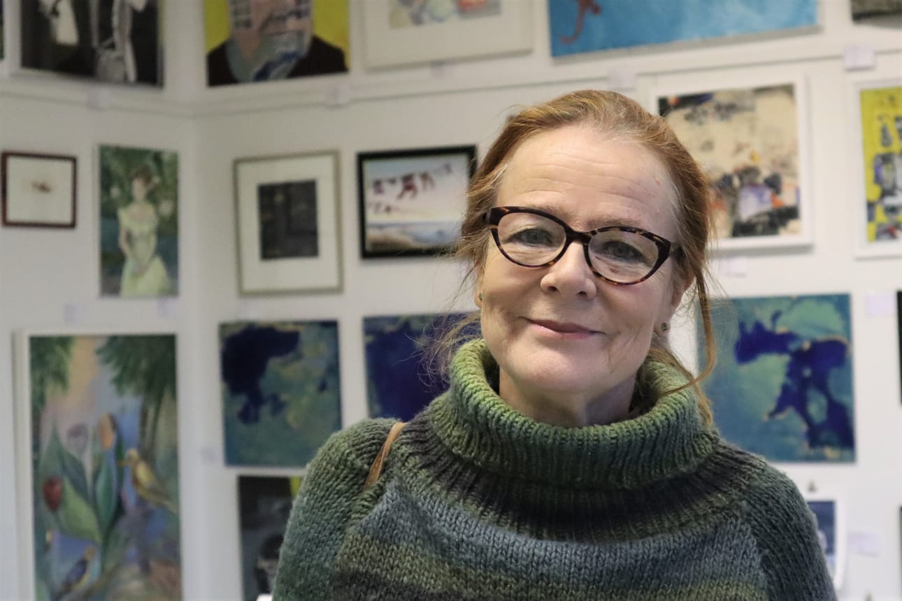 Vaasan taiteilijaseuran puheenjohtaja Tuija Arina-Sundelin toivoo, että mahdollisimman monet hoksaisivat taidelainaamon mahdollisuudet esimerkiksi sisustuksessa.