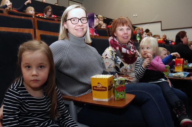 Ulla-Maija Tunttunen ja Heidi Peltola olivat lähteneet Y-Kinoon katsomaan Frozenin tarinan jatkoa tyttäriensä Emma Tunttusen ja Elli Peltolan kanssa. KUVAT: MARIANNE LÄHDE, ANU NAHKALA