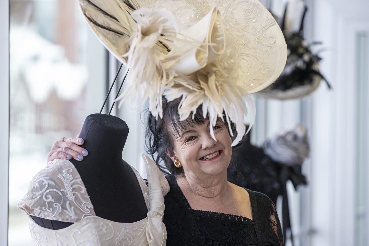 Yksi Aino Kasvin suosikkipukuja on Eliza Doolittlen valkoinen tylliunelma musikaalista My Fair Lady. –Juuri ennen kuin Eliza meni näyttämölle, menin kontalleen ja levitin auki helman tyllit. Pukijalla ei kärsi olla polvi- eikä lonkkavaivoja, Aino Kasvi nauraa.