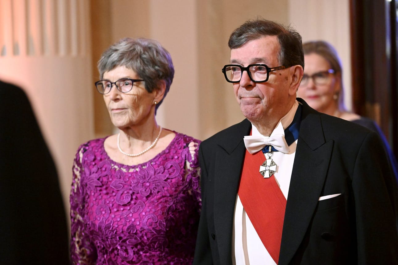 Paavo ja Vuokko Väyrynen Linnan juhlissa itsenäisyyspäivänä 2024. LEHTIKUVA / HEIKKI SAUKKOMAA