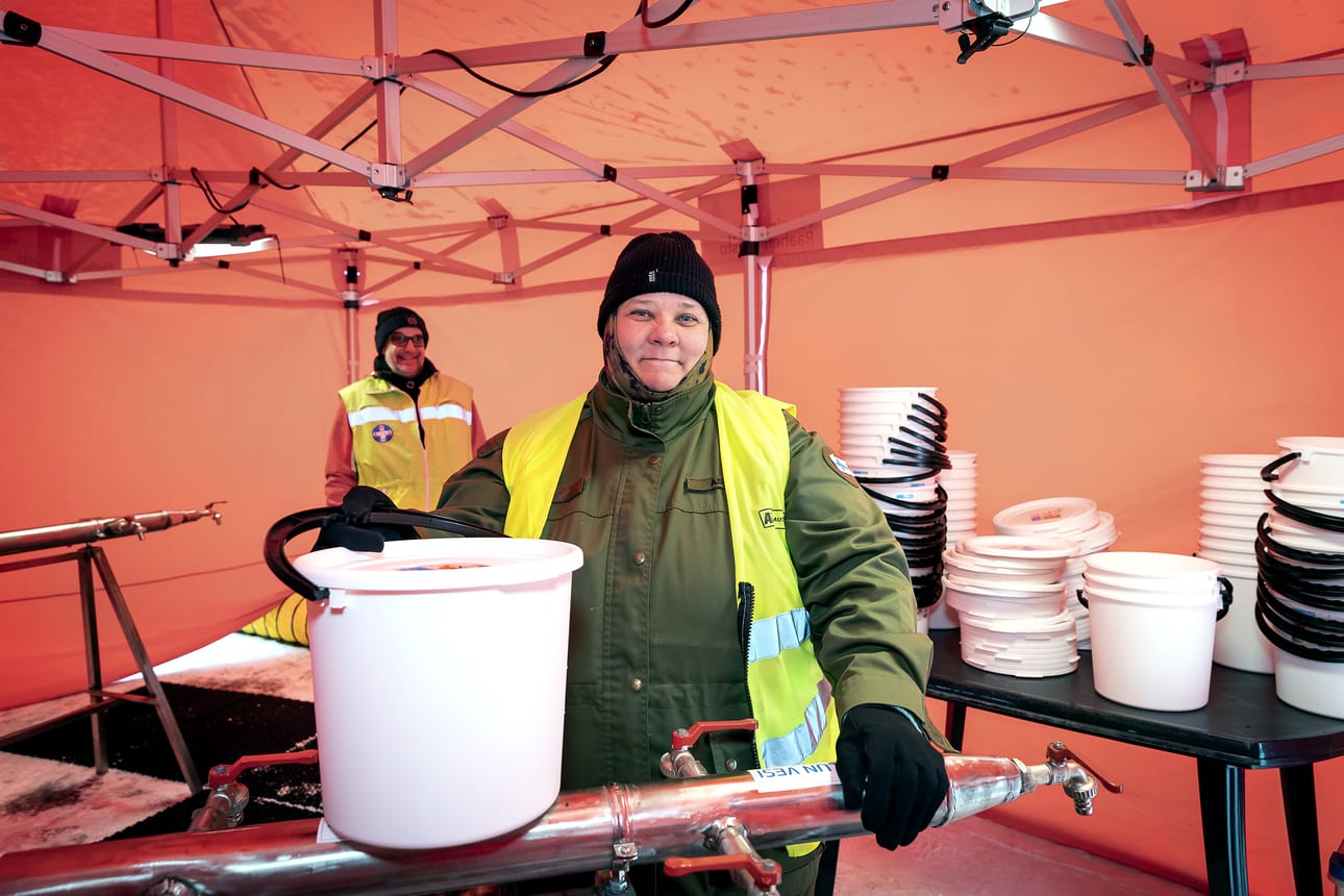 Marjo Asunto osallistui Vapepan vedenjakeluharjoitukseen, joka oli osana paikallispuolustuksen harjoitusta.