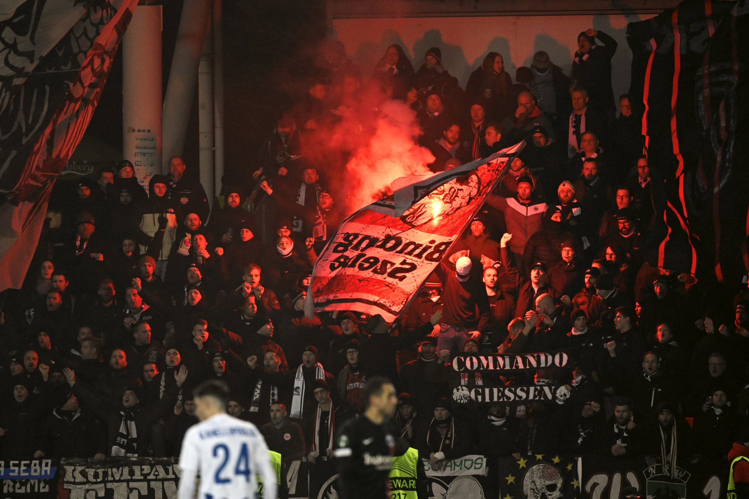 Uefa rankaisi HJK:ta isoilla sakoilla Frankfurt-pelin tapahtumista – myös saksalaisvieraille tuntuva rangaistus