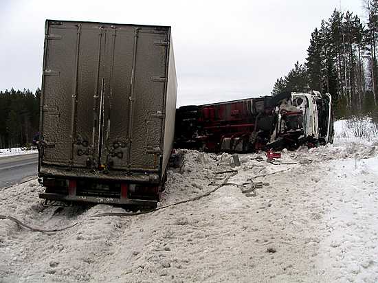 Täysperävaunullisen rekka-auton vetoauto kaatui ojaan.