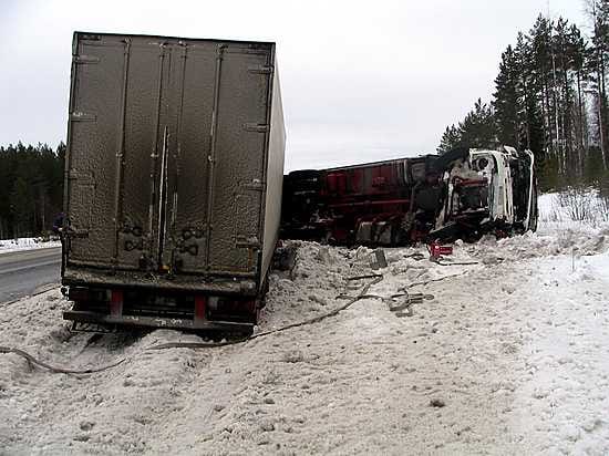 Täysperävaunullisen rekka-auton vetoauto kaatui ojaan.