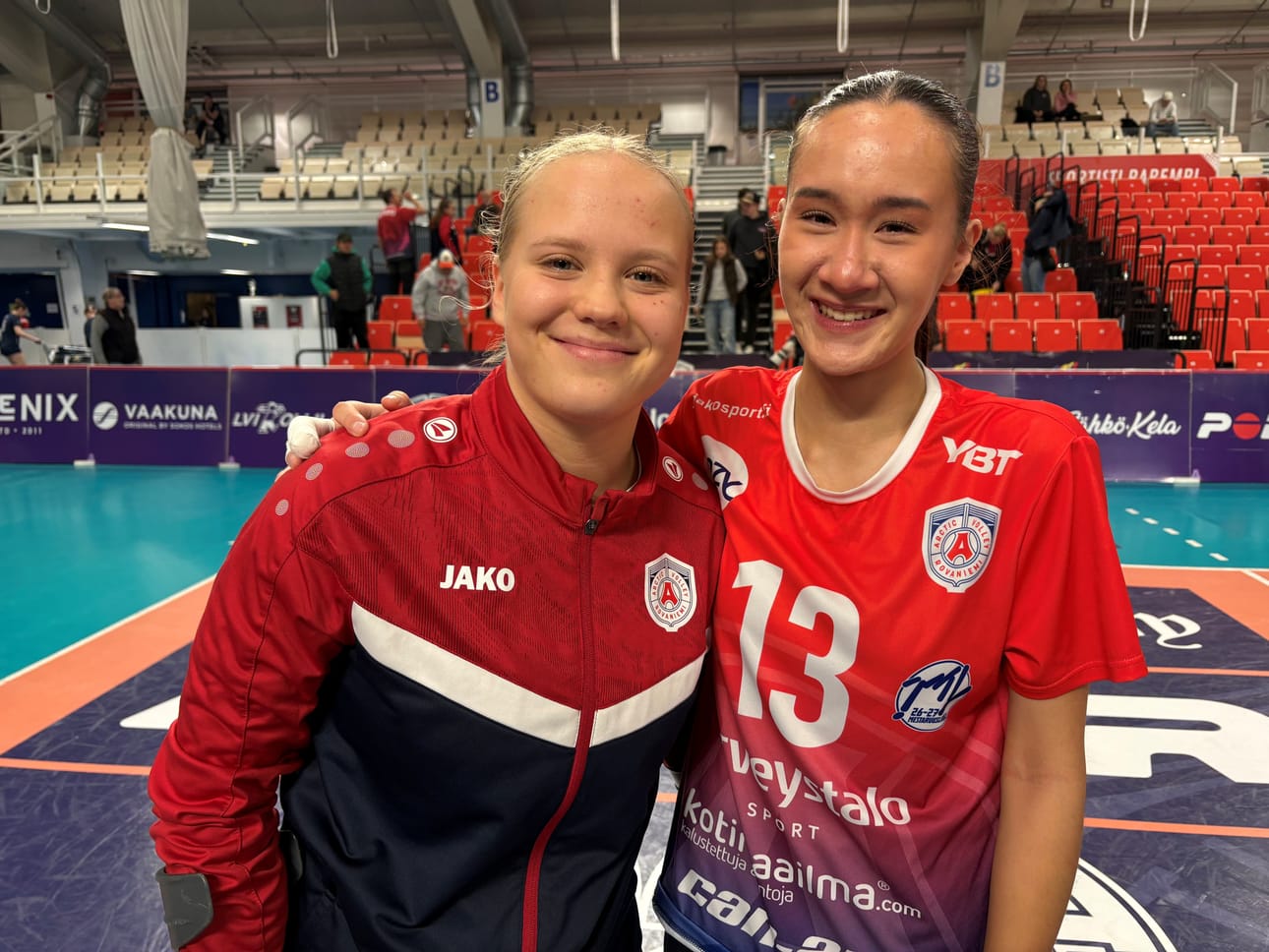 Sanni Siika-ahoa jo hymyilytti ottelun jälkeen. Emma Pöllänen hoiti passarin tontin loistavasti.
