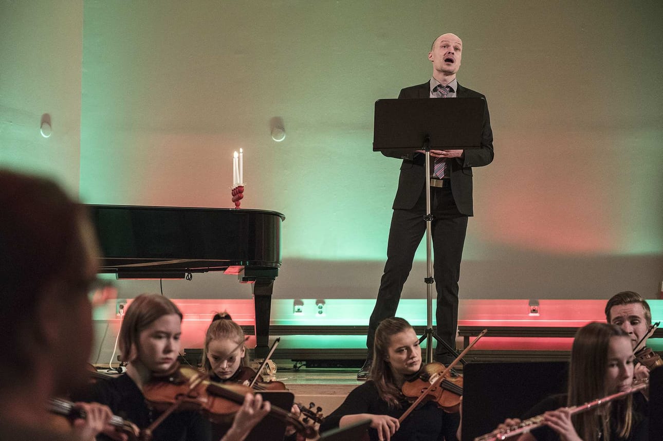 Joulukonsertin solistina esiintyi baritoni Ville Rusanen.
