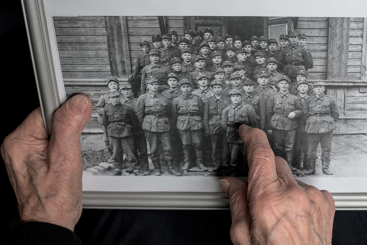 Kuusamolainen Väinö Kurtti sai ennen rintamalle lähtöään varusmieskoulutusta Kuopiossa keväällä 1943. Koko rintamalle lähtevä joukkue koostui kuusamolaisista.