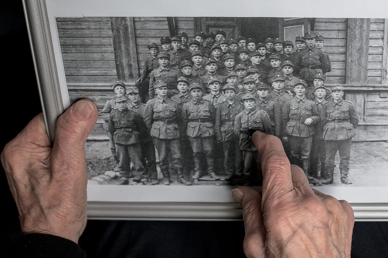 Kuusamolainen Väinö Kurtti sai ennen rintamalle lähtöään varusmieskoulutusta Kuopiossa keväällä 1943. Koko rintamalle lähtevä joukkue koostui kuusamolaisista.