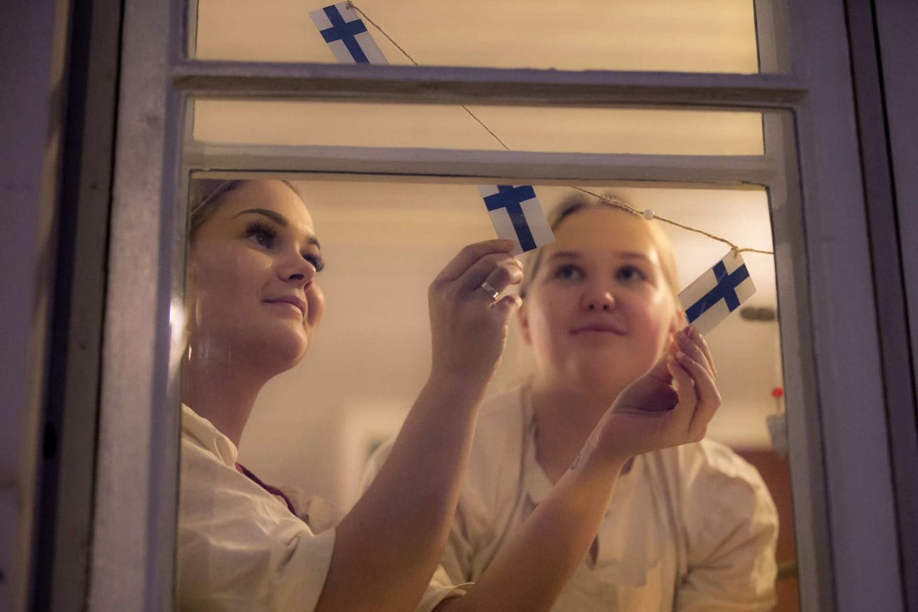 Jouluna on "ilimineerattava". Joulupäivän aamuna joulumeno remahtaa kaupungissa valloilleen, kun maakansa ookaa ihaillen porvarien välkehtiviä ikkunoita kirkkoon ajaessaan.