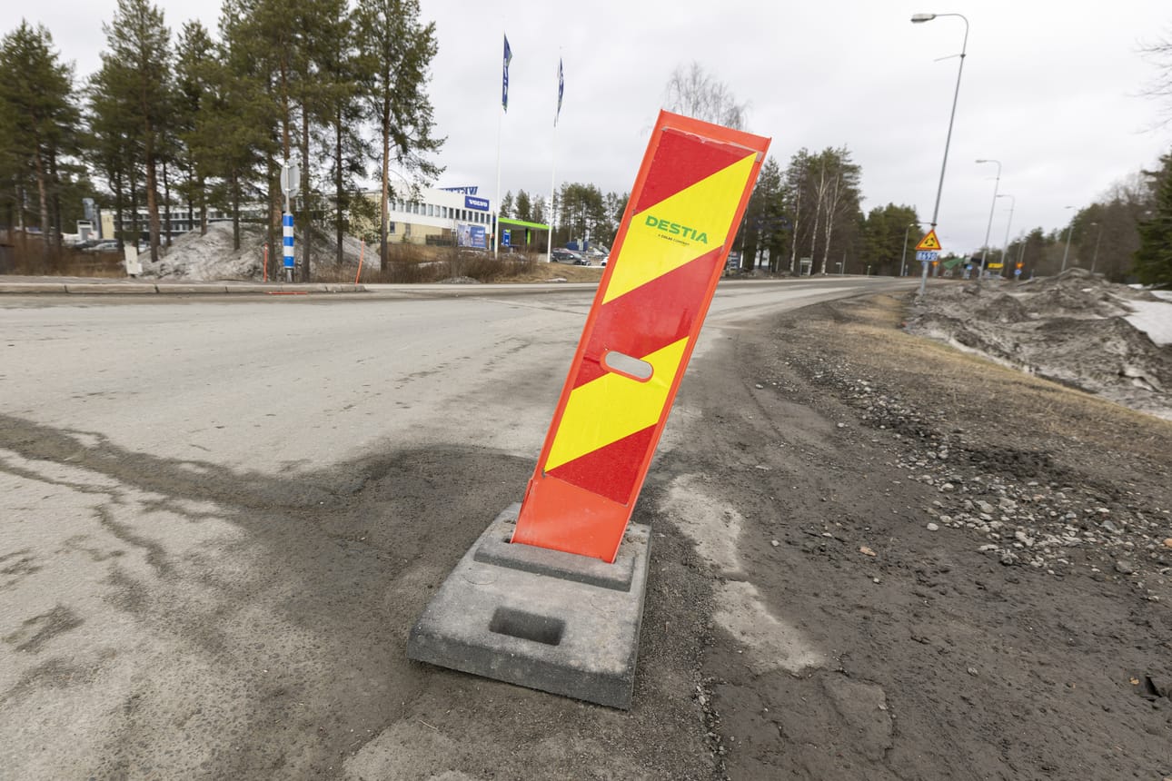 Kelirikkokausi alkoi poikkeuksellisen aikaisin Kuusamossa ja Koillismaalla. Kuusamossa teille on jo jouduttu laittamaan varoitusmerkkejä teihin tulleista vaurioista. Kuva on otettu maanantaina Vuotungintien ja Valtatie 5:n risteysalueelta, johon on laitettu Destian huomiolaite.