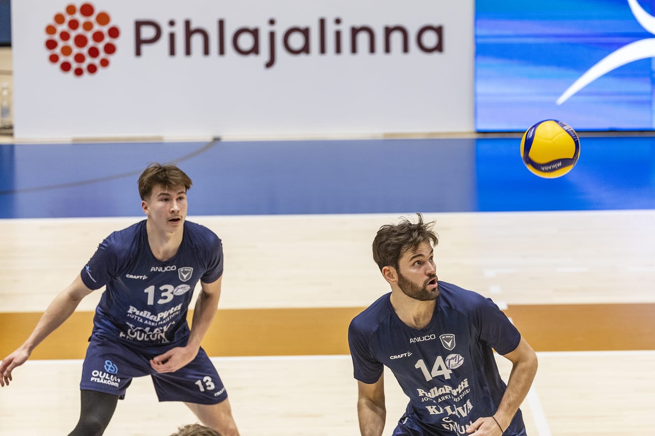AC Oulu Volleyn Eeli Kuukasjärven (13) ja Matthew Gentryn (14) katseet nauliutuivat tiukasti palloon.