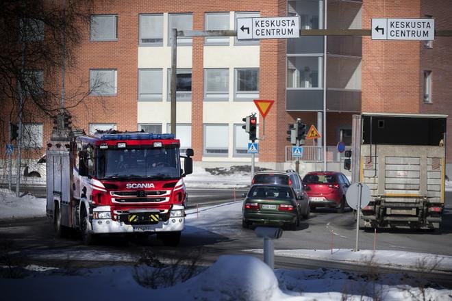 Vaasassa on otettu käyttöön uusi liikennevalojärjestelmä, joka säätää liikennevalot vihreiksi hälytysajoneuvoille. Se toimii tällä hetkellä Vaasanpuistikolla ja Hietalahdenkadulla. KUVAT: JARNO PELLINEN