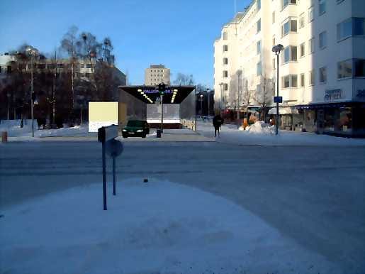 Havainnekuva kallioparkin Hallituskadun sisään- ja ulostulorampista. Kallioparkki jakaa Oulun kunnallisvaaliehdokkaat selkeästi kahtia.