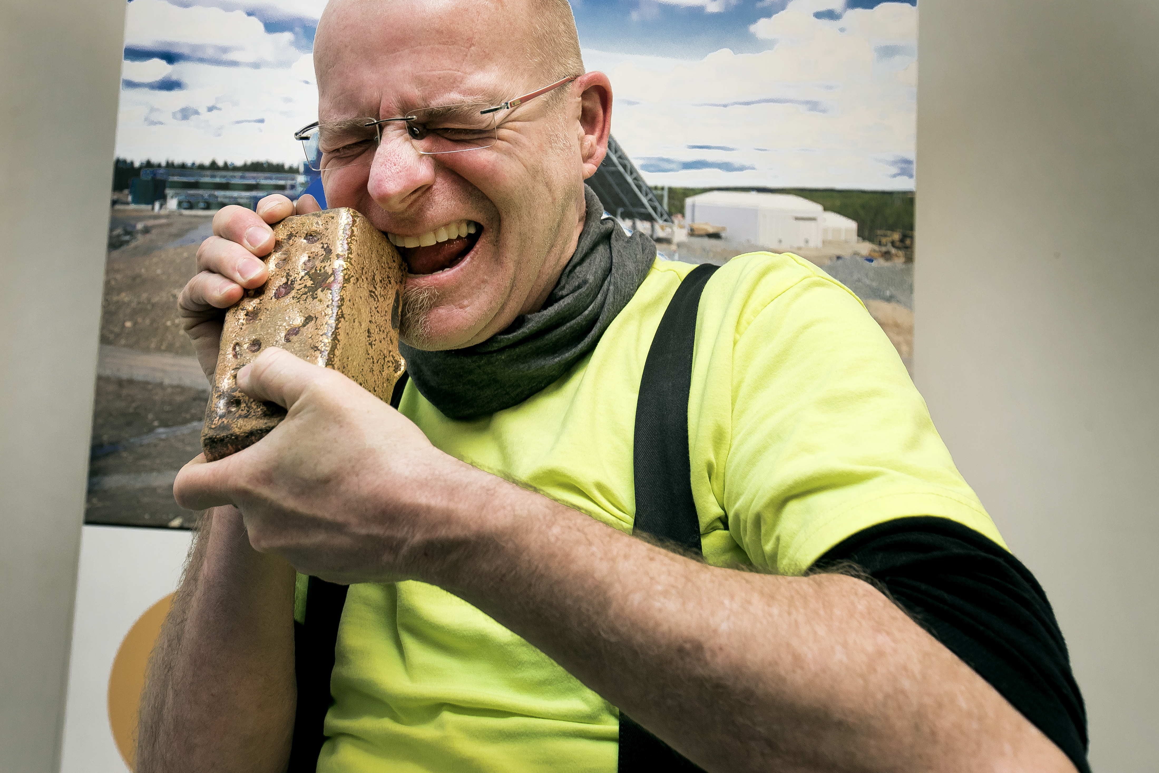 Pitkän hiljaiselon jälkeen Laivan kultakaivoksella päästiin tositoimiin. Marraskuun viimeisenä päivänä kaivos siirtyi tuotantoon, kun ensimmäiset kultaharkot valettiin. Kaivoksen johtaja Vern Langdale maistoi ensimmäistä kultaharkkoa.