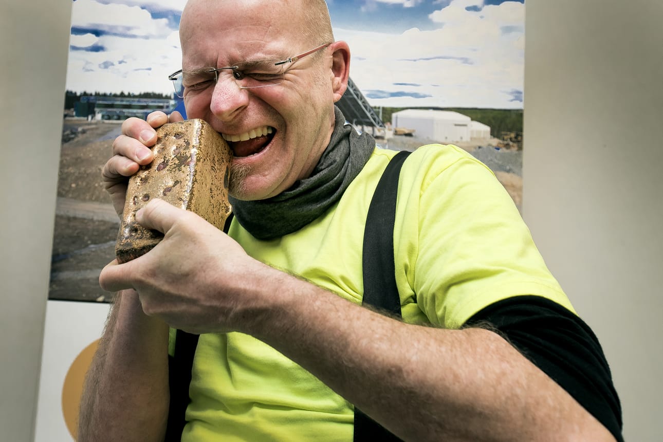 Pitkän hiljaiselon jälkeen Laivan kultakaivoksella päästiin tositoimiin. Marraskuun viimeisenä päivänä kaivos siirtyi tuotantoon, kun ensimmäiset kultaharkot valettiin. Kaivoksen johtaja Vern Langdale maistoi ensimmäistä kultaharkkoa.
