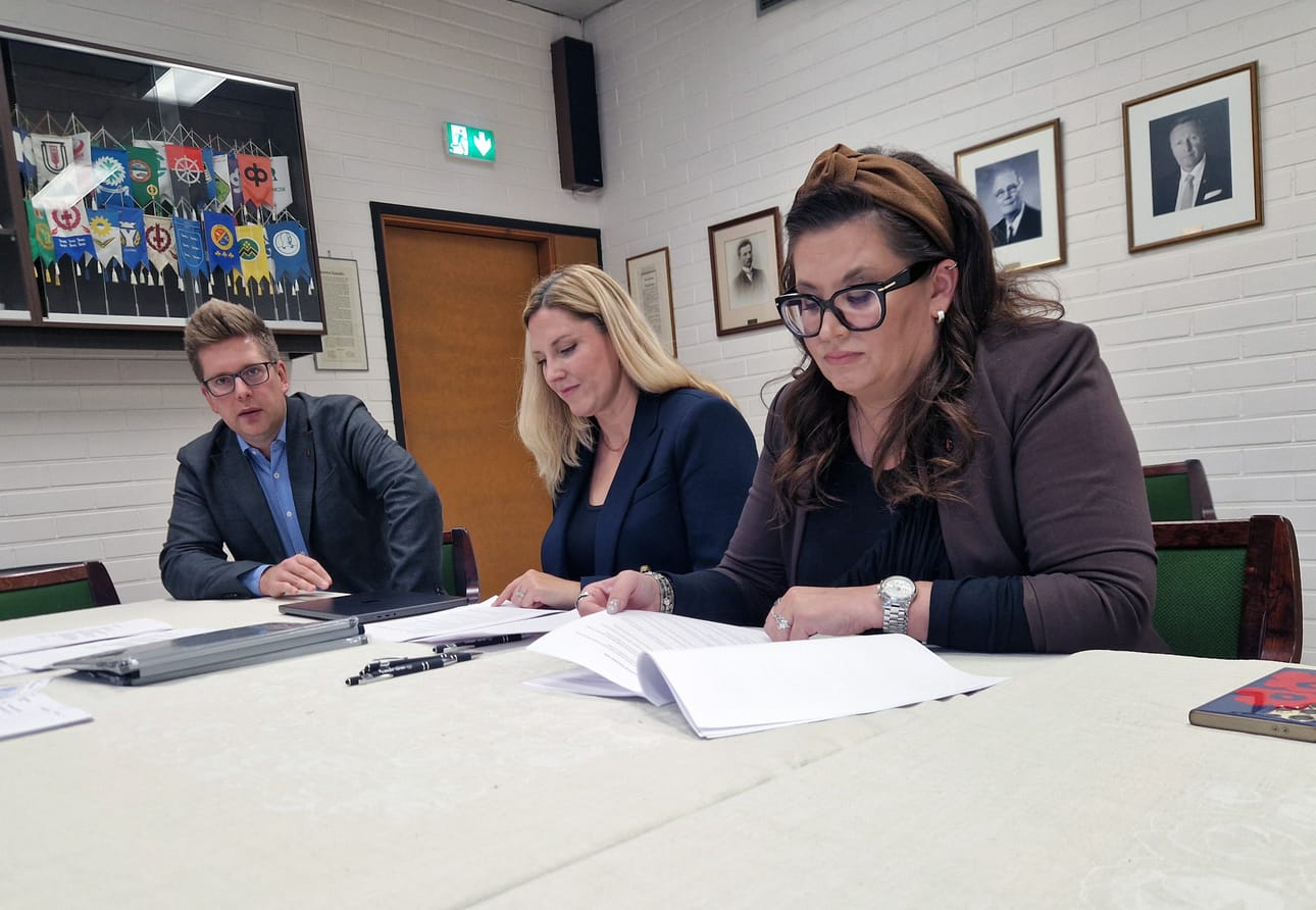 Isojoen kunnan kautta aikojen suurin kauppa otti taas ison askeleen kohti lopullista päämäärää. Kunnanjohtaja Juha Herrala, Isojoki Data center oy:n toimitusjohtaja Hanna Stenholm ja Isojoen kunnanhallituksen puheenjohtaja Anna Alakortes allekirjoittivat kymmenen miljoonan euron arvoisen esikauppasopimuksen maanantaina.