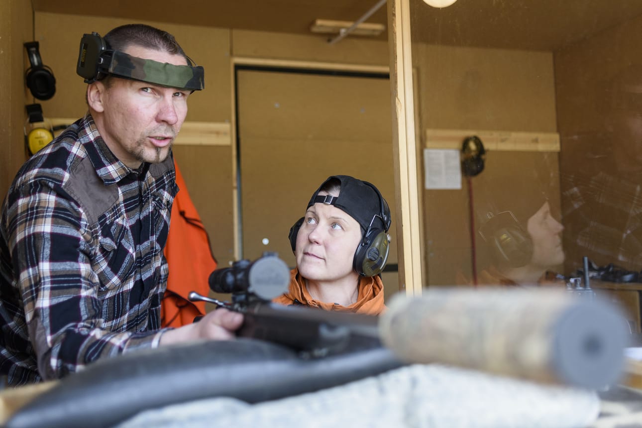 Kouluttaja Jani Suua opastaa Outi Atsingille kivääriammunnan perusteita. Ensiksi tarkistetaan istumakorkeus ja sitten tutustutaan tähtäinnäkymään.