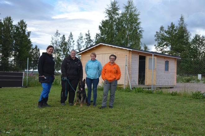 Maria Toimela, Pia Asell ja 9 kuukauden ikäinen saksanpaimenkoiransa Raivo, Virpi Palosaari ja Anne Kuivinen pitävät uuden kentän kovalla käytöllä. KUVA: OUTI RANTALA