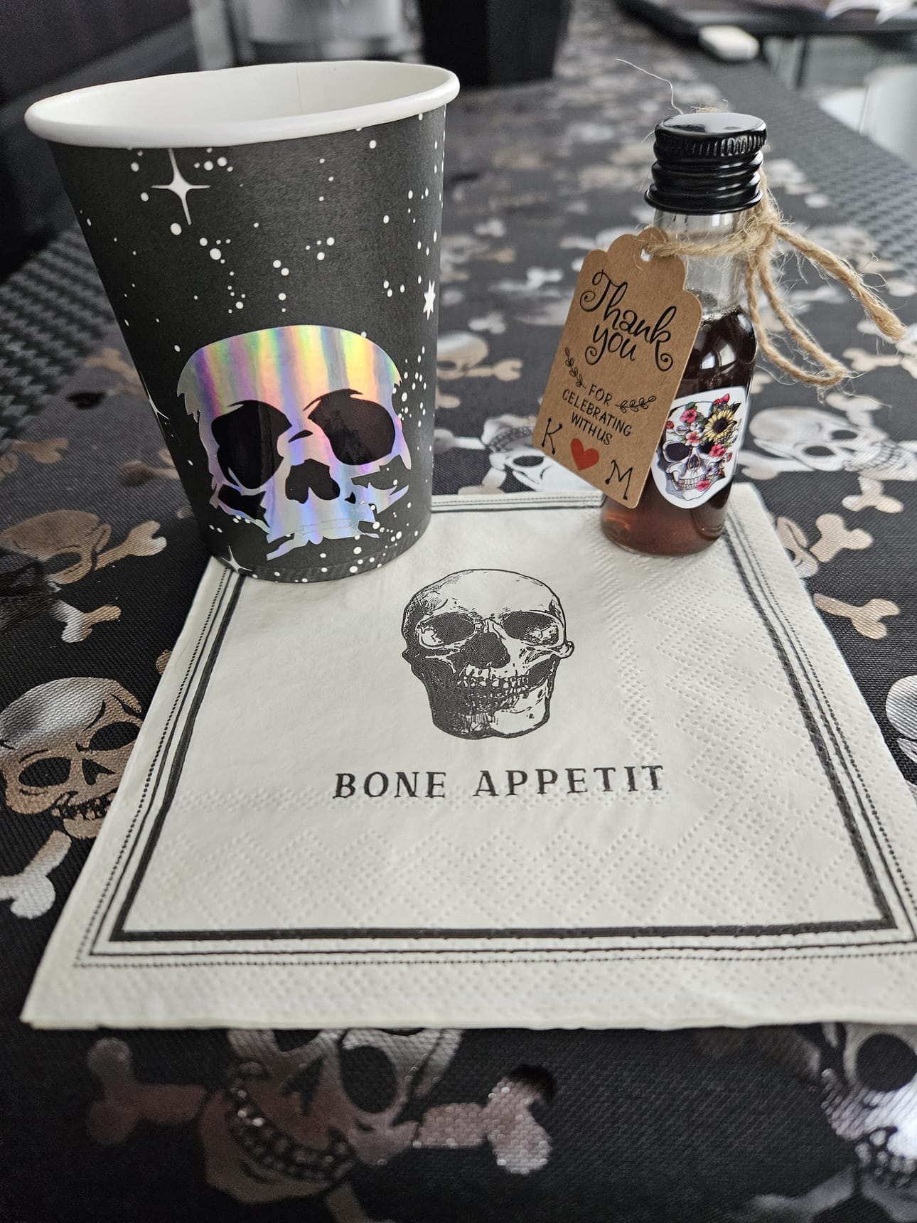 Kirjajulkkareissa oli teemaan sopiva kattaus.