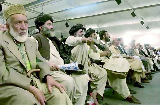 Loya jirga . Afganistanin heimokokouksen osanottajat kuuntelivat korva tarkkana avauspäivän puheita.