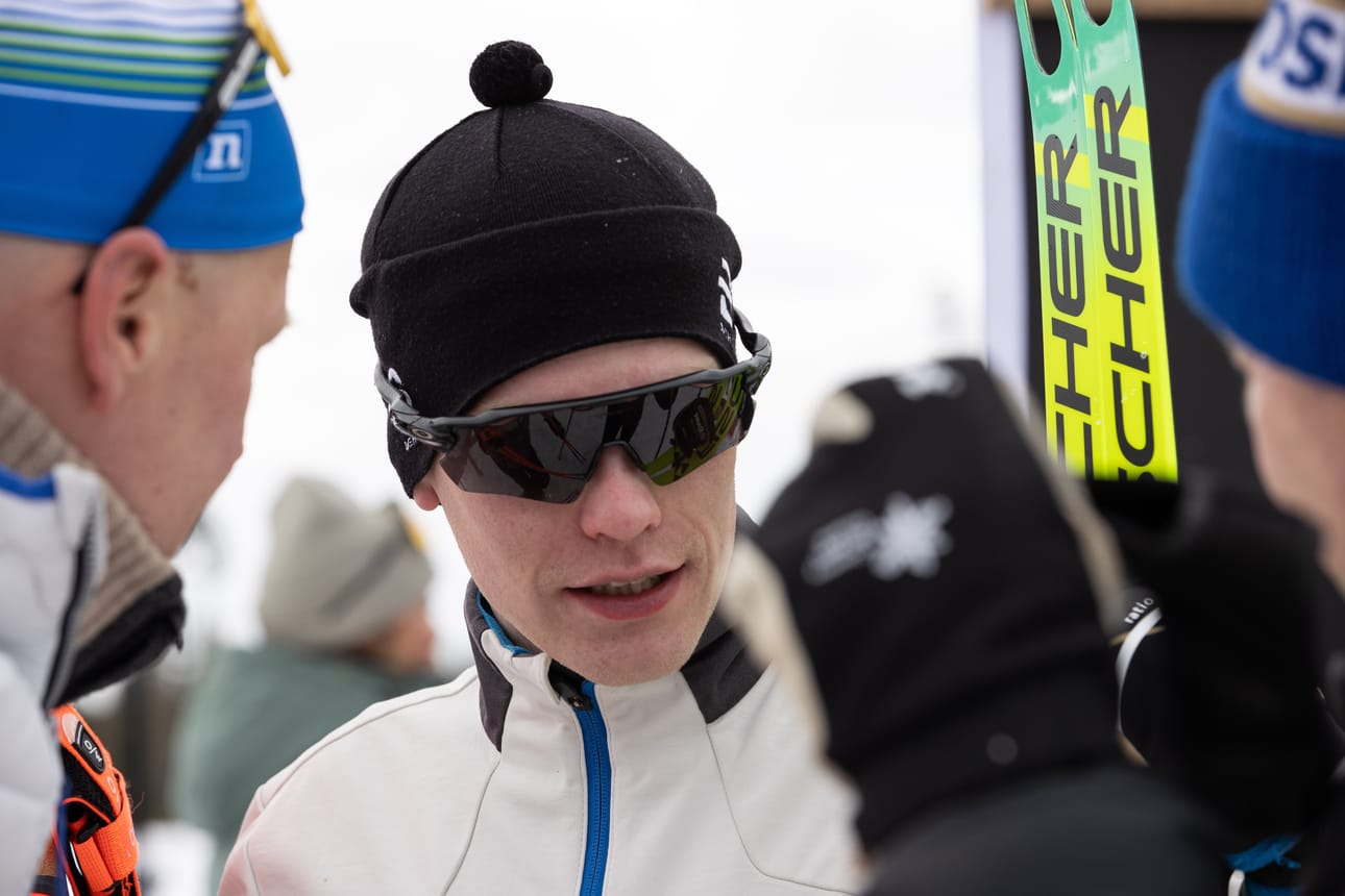 Petteri Koivisto pukeutuu jatkossa kotimaan kisoissa ProSki Oulun hiihtoasuun.