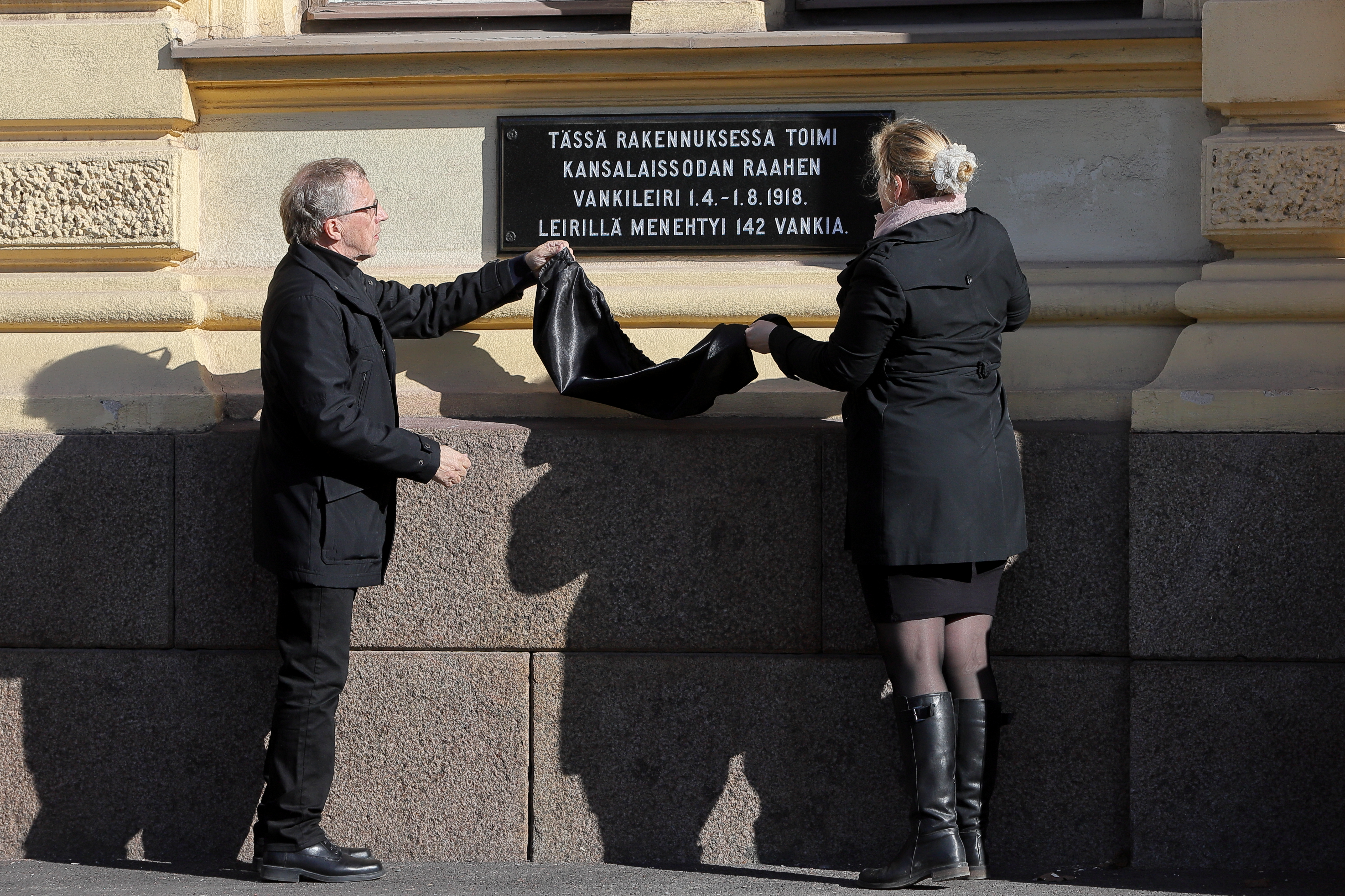Pauli Ylitalo ja Katja Hänninen paljastivat muistolaatan.