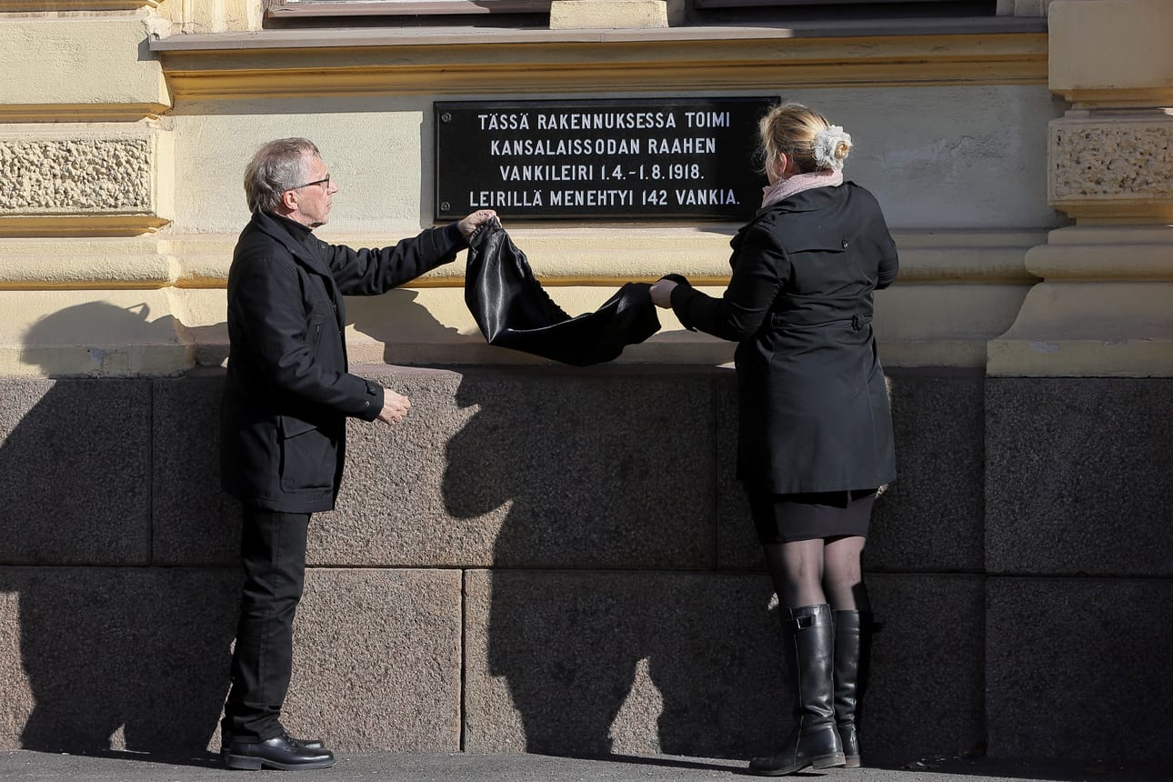 Pauli Ylitalo ja Katja Hänninen paljastivat muistolaatan.