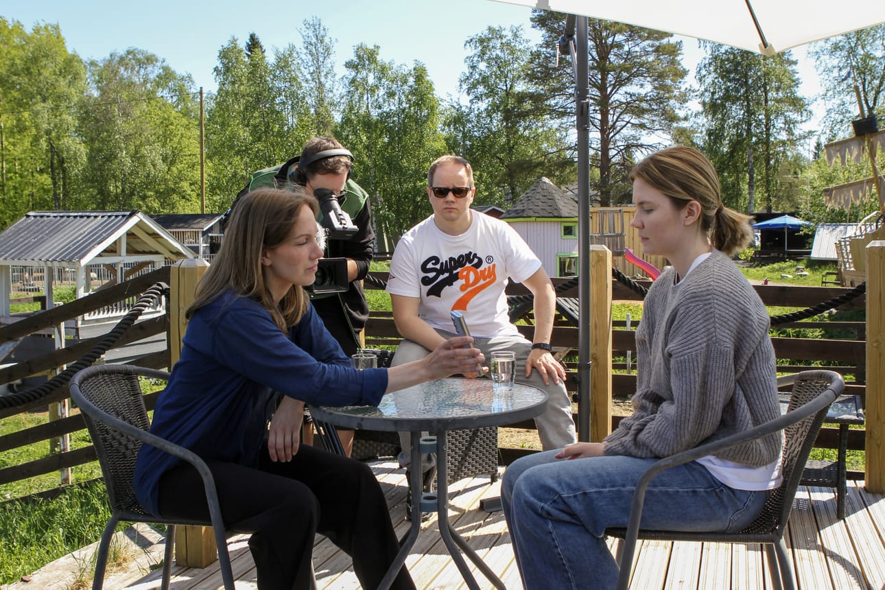 Näyttelijät Elina Pentinsaari ja Sara Paulamäki kuvasivat kohtausta kotieläinpuisto Arkadiassa Simossa. Käsikirjoittaja ja ohjaaja Tony Heino seuraa vierestä.