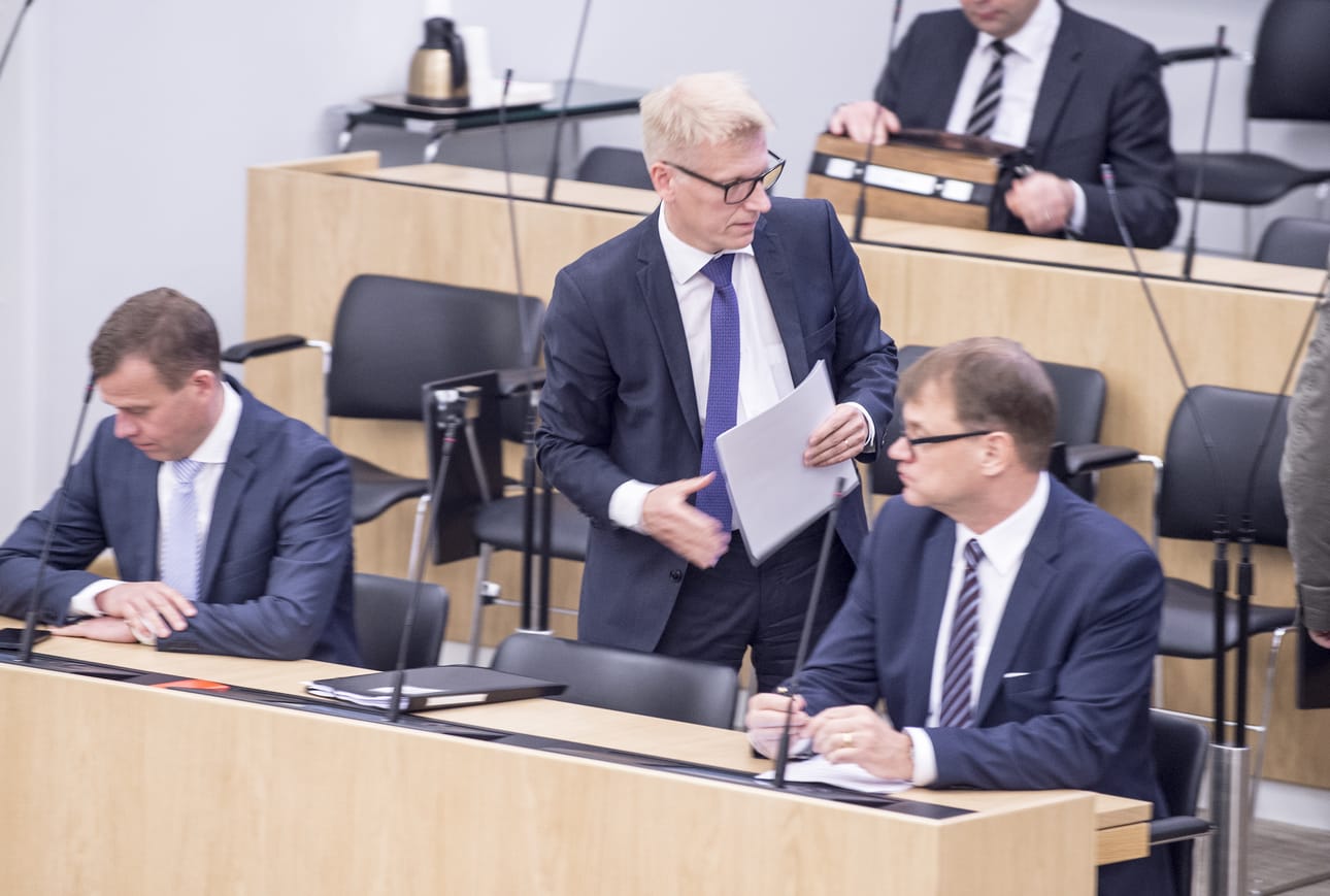 Kimmo Tiilikainen (keskellä) saa jatkaa ministerinä, mutta ainakaan toistaiseksi pääministeri Juha Sipilä (oikealla) on ollut asiasta vaiti.