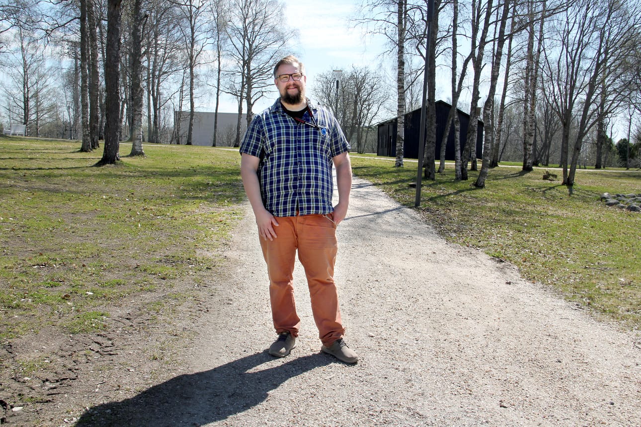 Kemin historiallisen museon indententin Janne Kuoppalan ehdotuksesta Kemin Meripuistoon tulee Niilo Teerijoen polku. Takana näkyy Yli-Jaakheikin savupirtti, joka on polun varressa.