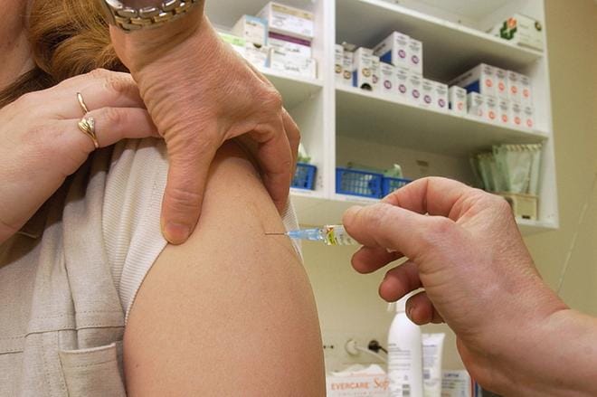 Influenssarokotteiden riittävyys arveluttaa ennen rokottamiskautta. Viime vuonna piikit loppuivat monin paikoin kesken. ARKISTOKUVA: HARRI TOIVOLA