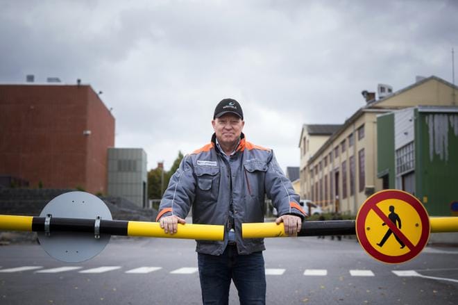 Wärtsilä Finlandin pääluottamusmies Matti Latvakosken mukaan Vaasan tehtailta on viime vuosien aikana vähennetty niin paljon väkeä, että tilauksia on pakko tehdä ylitöinä. KUVA: Jarno Pellinen
