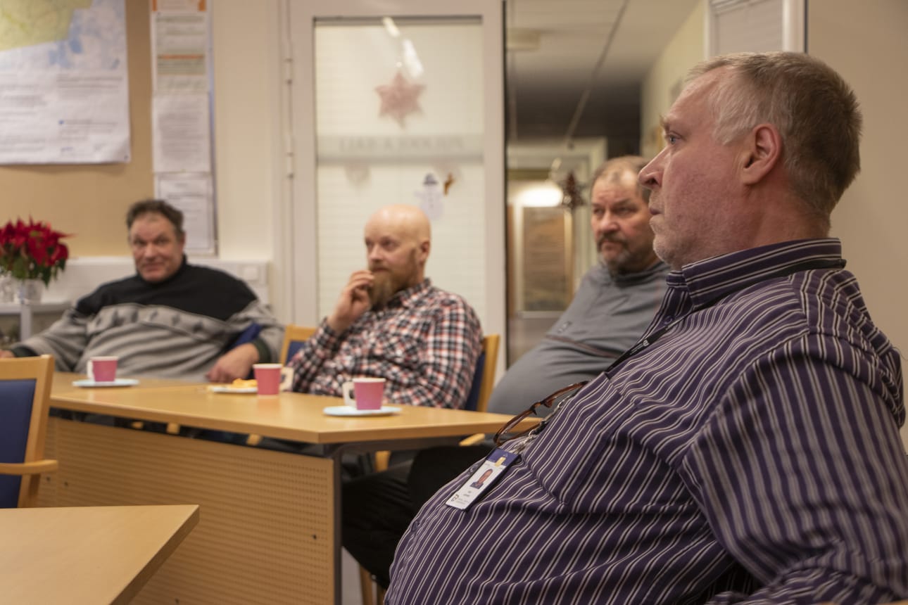 Ely-keskuksen vesitaloussuunnittelija Velipekka Latvala (oik.) keskusteli Vähä_lamujärven säännöstelyn purkamista ja siihen liittyviä toimintoja Pulkkilasaliin kokoontuneen väen kanssa. Pertti Autiota (vas.) kiinnosti, onko nykyistä patoa mahdollista sulkea omaan pihapiiriin kuuluvan sillan uusimisen ajaksi.