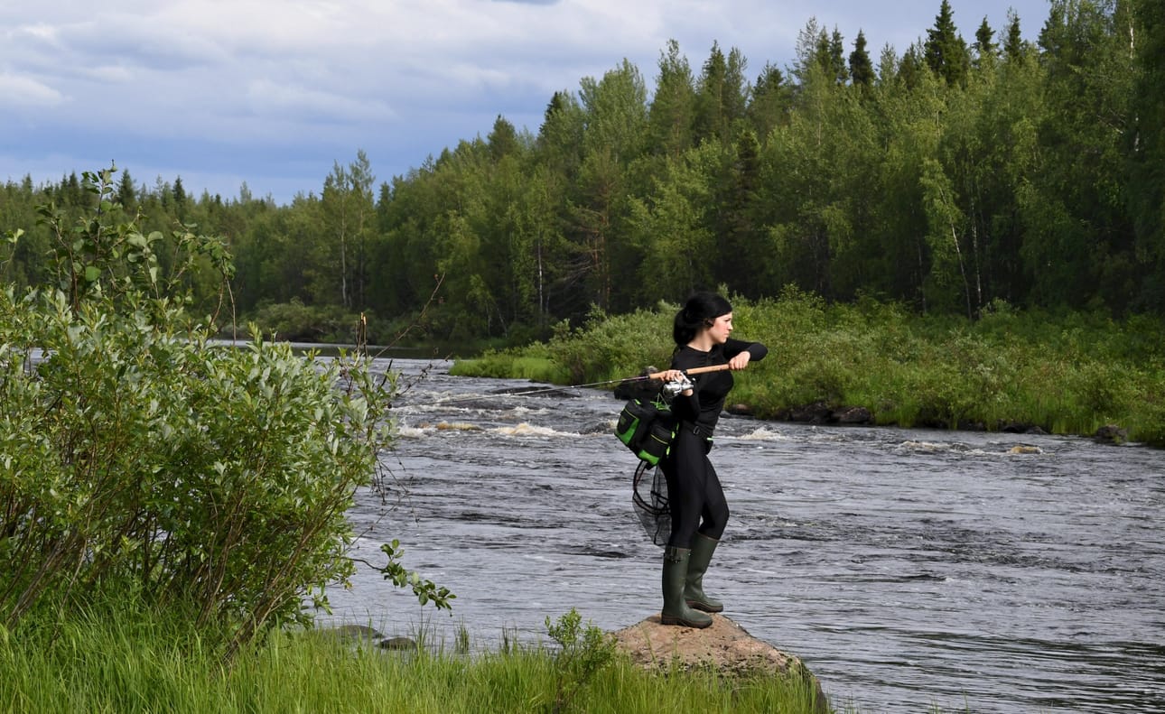 Yöttömän yön lisäksi pohjoinen luonto tarjoaa kesällä erämaaseikkailuja, viileyttä ja hiljentymisen kokemuksia ulkomaisille matkailijoille. LEHTIKUVA / JUSSI NUKARI