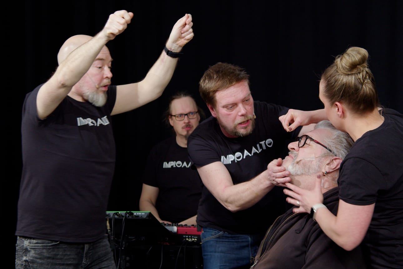 Improaalto tekaisee sketsejä yleisön innoituksesta.