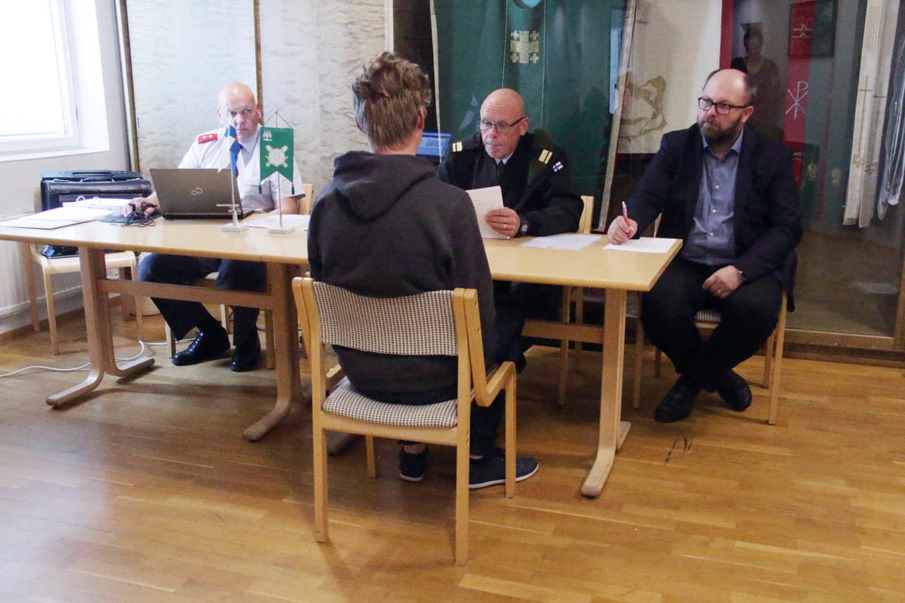 Kutsuntatoimikunnan edessä haapavetinen Albert Vanhala. Pöydän toisella puolella yliluutnantti Keijo Kallunki(vasemmalla), majuri Seppo Sarlin sekä Haapaveden yläkoulun rehtori Tuomo Järvenpää.