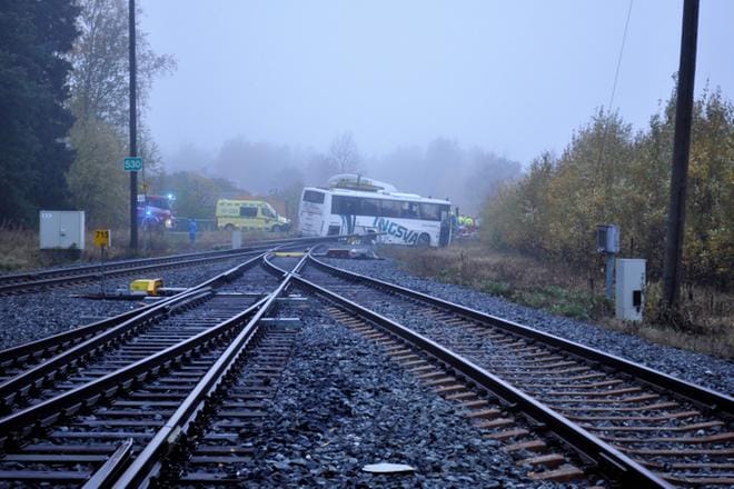 Kaskisissa ratatyökone törmäsi linja-autoon Kaskisten ja Seinäjoen radalla. Ratatyökoneen perässä oli junavaunu. LUKIJAN KUVAT: TAPIO ALANKO