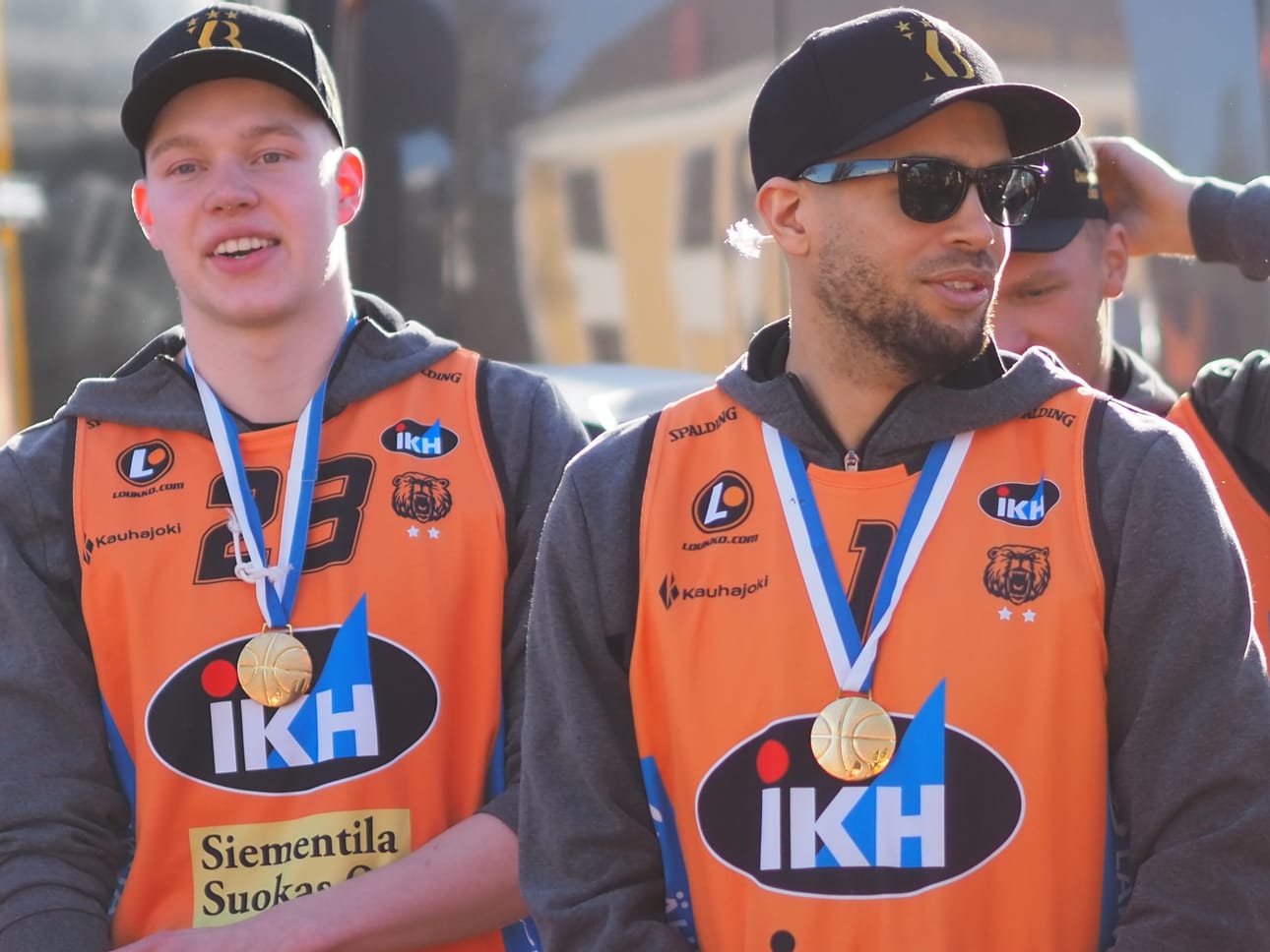 Joona Hakamaa ja Cameron Jones nähdään Karhu Basketin riveissä myös tulevalla kaudella.