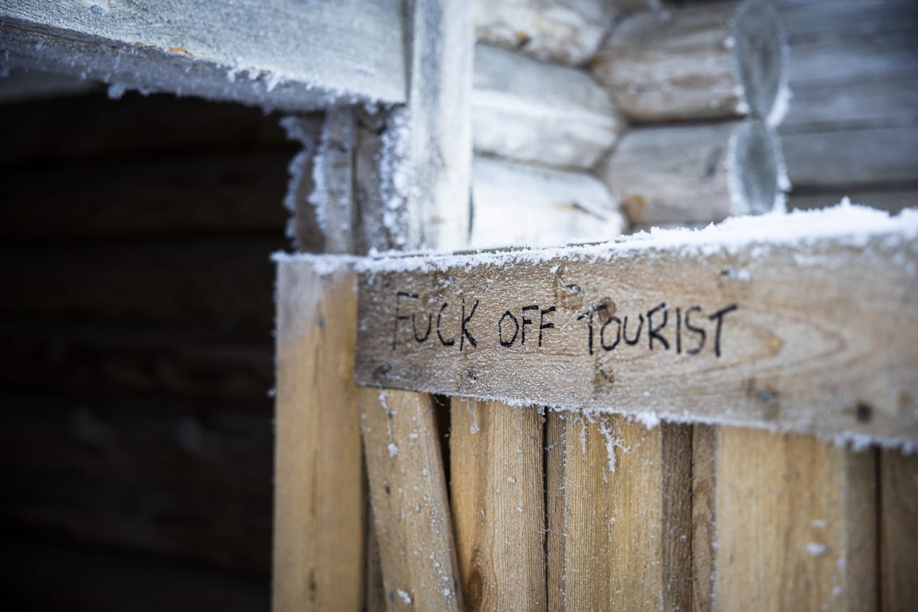 Huussin oveen on töhritty turismia vastustava kanta.