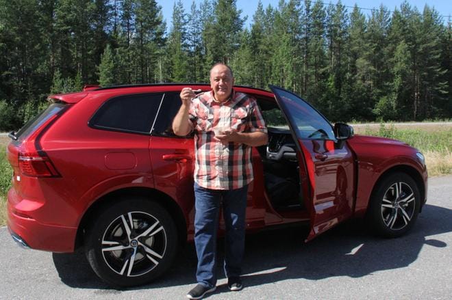 – Vaimo tätä uutta autoa alkaa käyttää. Minä ajelen vanhoilla autoillani, niitä on vielä monta tontillani, tuumaa alahärmäläinen Pentti Korpi uudenkarhean menopelinsä äärellä. KUVA: MIA KÄRKKÄINEN