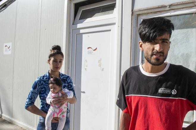 Farhad Muhammadi ja Khalida Khaled majoittuvat Subotican leirissä Serbiassa. Se sijaitsee turvapaikanhakijoiden leireistä lähimpänä Unkaria ja EU:n rajaa. Pariskunnalla on Serbiassa syntynyt tytär Lina. KUVA: Kimmo Penttinen