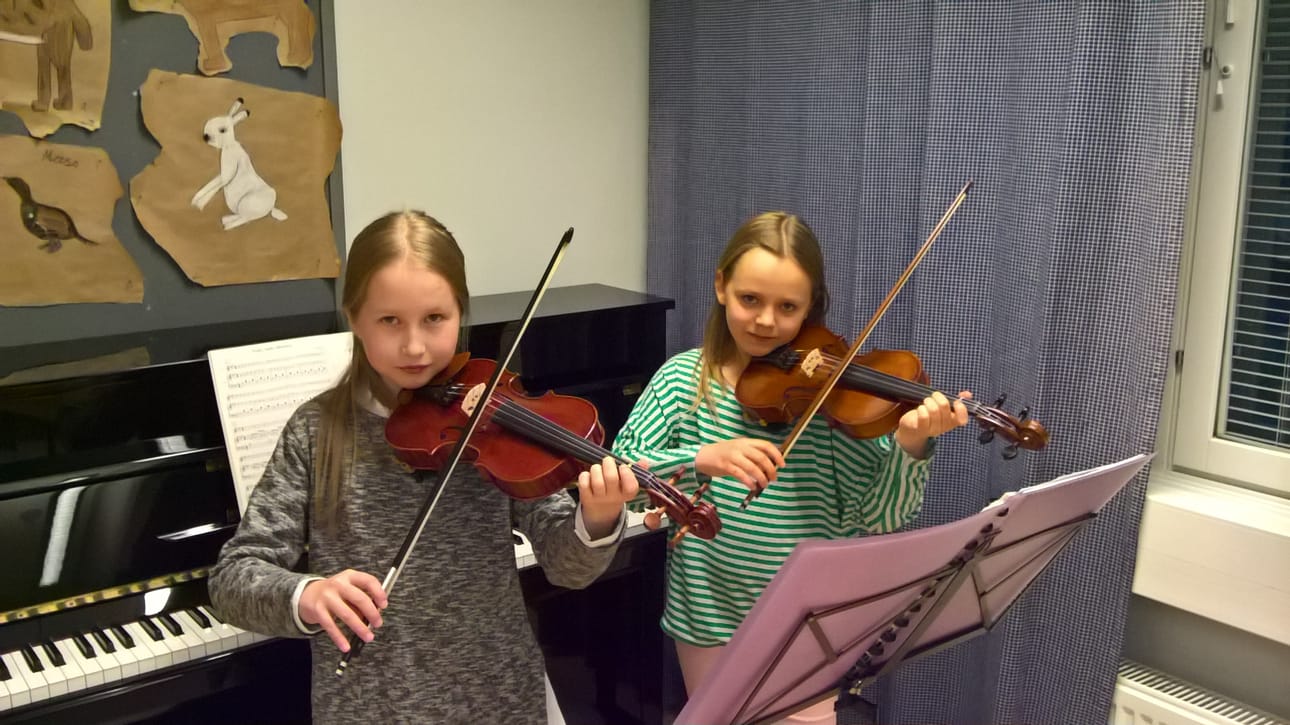 Angelica Kärki ja Ella Pengerkoski harrastavat viulunsoittoa Limingan seudun musiikkiopistossa.
