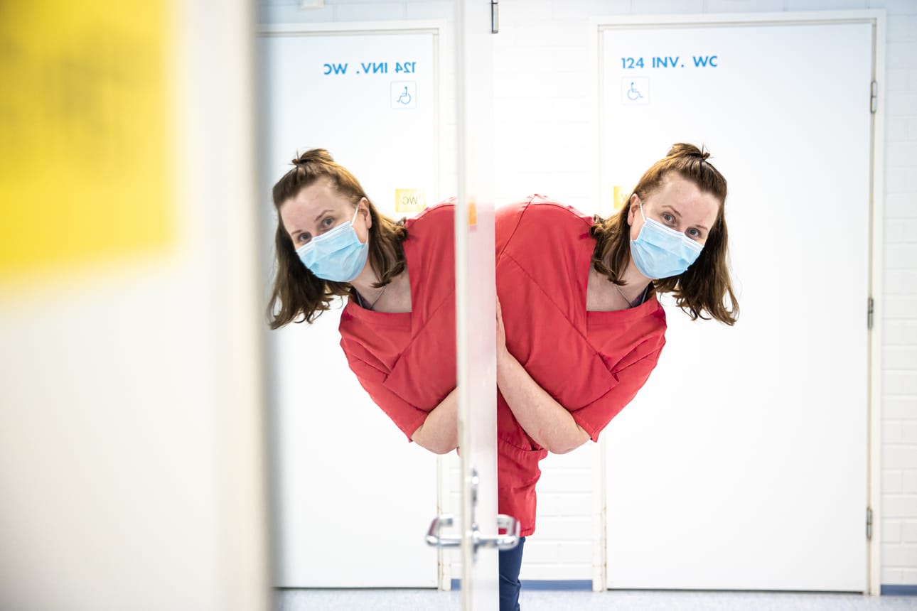 Lähihoitaja Marika Seppälä on yhden intialaishoitajan työpaikkaohjaaja. Hän sanoo, että on hienoa päästä tutustumaan toisenlaisen kulttuurin edustajiin. Hän uskoo myös ikäihmisten tykkäävän.