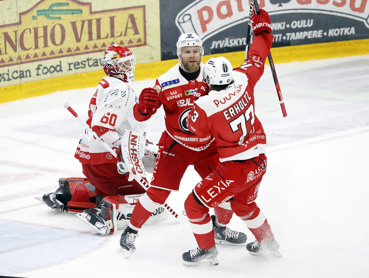 Roope Talaja ja Eemil Erholtz juhlivat entisen joukkuetoverinsa Rasmus Reijolan edessä.