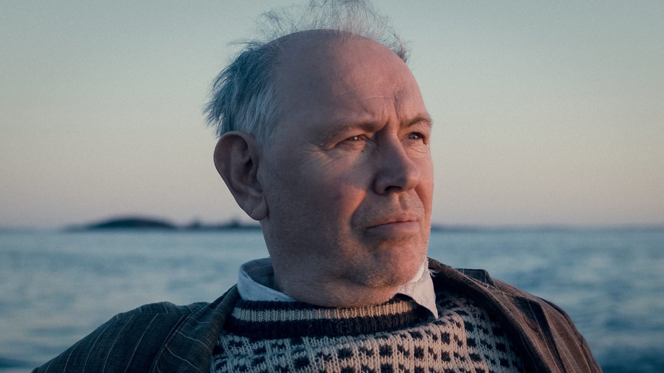 Martin Enckellin koskettava teksti ja Anders Larssonin (kuvassa) hienoviritteinen tulkinta punovat Pohjolan kesäyössä haikean ja kauniin kuvakudoksen.